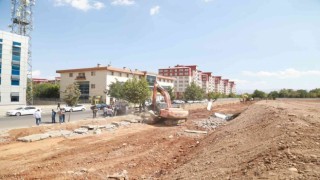 Bingöl Belediyesi caddeyi genişletmek için askeriyenin duvarını yıktı
