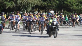 Bisiklet tutkunları Beyşehir Gölü etrafında 165 kilometre pedal çevirdi