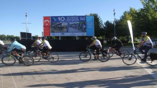 Bisikletseverler, Beyşehir Gölü etrafında bisiklet turunda