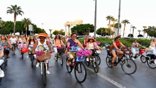Bisikletseverler Süslü Kadınlar Bisiklet Turunda pedal çevirdi