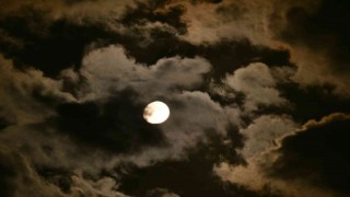 Bitliste Ayın bulutlar arasında geçişi hayranlık uyandırdı