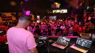 Bodrumda yerli ve yabancı turistler DJ performans ile eğlendi