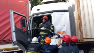 Bolu TEMde iki tır çarpıştı, araçta sıkışan sürücü 1 saatte kurtarıldı