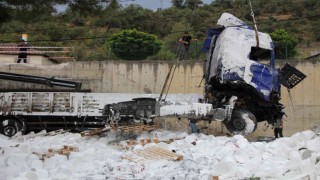 Boya yüklü tır yoldan uçtu, vatandaş deprem sandı