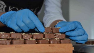 Bu çikolatada şeker yerine bal, renklendirici yerine kuru meyveler kullanılıyor