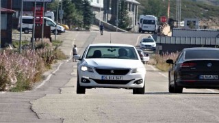 Bu yolda araçlar viteste olmadan 40 kilometre hızla rampa çıkıyor