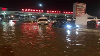 Bulgaristan-Edirne sınırında sel: Yollar kapandı araçlar mahsur kaldı