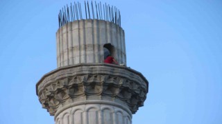 Bunalıma girip minareye çıktı, polisler ikna edince aşağı indi