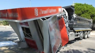 Burhaniyede freni boşalan kamyon yıktı geçti