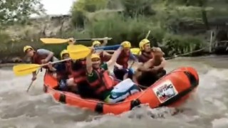 Bursada mahsur kalan keçiyi kurtararak birlikte rafting yaptılar