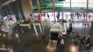 Bursada şehirler arası otobüs terminalinin çatı kısmının fırtına sebebiyle çökme anı kamerada