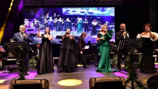 Bursda Sanat Güneşi Zeki Müren, muhteşem bir geceyle anıldı