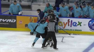 Buz hokeyi maçında kavga: Oyuncular maçı bırakıp birbirine girdi