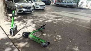 Caddeye bilinçsizce bırakılan kiralık scooterlar tepkiye neden oldu