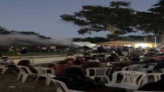 Çadırdaki çocuklar Sinema Gecesinde eğleniyor