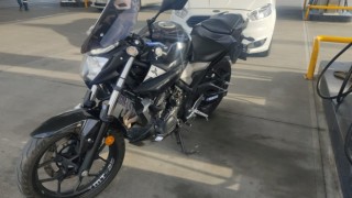 Çaldıkları motosiklete yakıt almak isterken yakalandılar