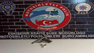 Çalıntı motosiklet, ruhsatsız tabanca ve fişek ele geçirildi