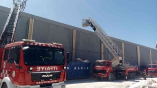 Cam üretimi yapan fabrikada yangın: 1 işçi dumandan etkilendi, 1 işçi de yüksekten düşerek yaralandı