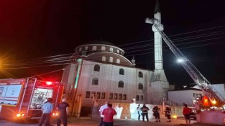 Cami minaresinde yangın çıktı