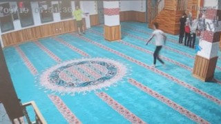 Camiye elinde kazma ve ayakkabıyla giren Rus turist sınır dışı edildi