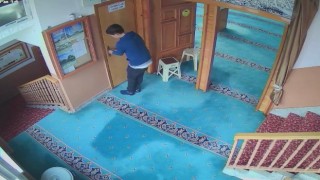 Camiye giren hırsız kekle meyve suyu içip, para kutusunu çaldı