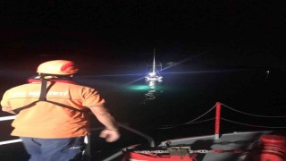 Çanakkale Boğazında karaya oturan tekne kurtarıldı