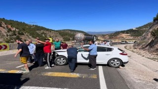 Çankırıda otomobil bariyerlere çarptı: 2 yaralı