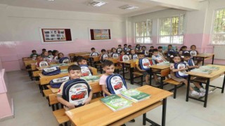 Çanta ve kırtasiye malzemeleri 1inci sınıflarla buluştu