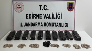 Çantasından 13 kilogram afyon sakızı ile 967 adet uyuşturucu hap çıktı