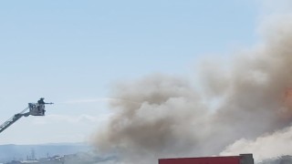 Çelik fabrikasının hurdalık bölümü alevlere teslim oldu