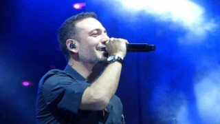 Çiçeği burnunda yeni evli Oğuzhan Koç, balayını bırakıp Uşakta konser verdi