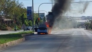 Çıkan yangında alev topuna dönen araç kullanılamaz hale geldi