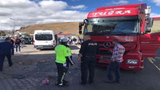 Çıldırda öğrenci servisi ile tır çarpıştı