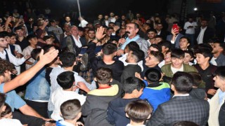 Çılgın sanatçı hayranların içine daldı ezilmekten son anda kurtuldu