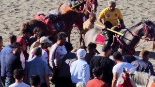 Cirit müsabakasında atlar çarpıştı, yerde kalan sporcunun üzerinden at geçti