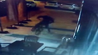 Çocuğun doğum günü hediyesini böyle çaldı, o anlar kamerada