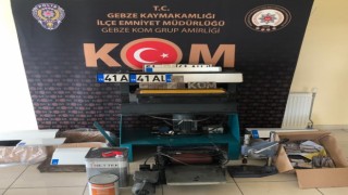 Çok sayıda boş plakayı kozmetik firmasında saklamışlar