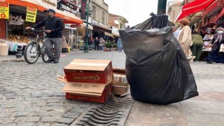 Çöp kutusu olmayınca sokaklar çöp poşetiyle doldu
