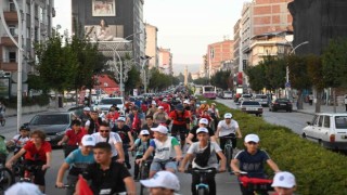 Çorumda yüzlerce bisiklet sever sağlıklı yaşam için pedal çevirdi