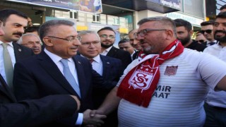 Cumhurbaşkanı Yardımcısı Fuat Oktay, “Zabaha kadar Ahmet”in tüm simitlerini satın aldı