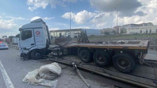 D-100de lastiği patlayan tır bariyere girdi, tonlarca ağırlıktaki demir rulolar yola düştü