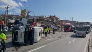 D-100de tankerin çarptığı servis minibüsü devrildi: 1 yaralı