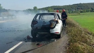 D-650de alevlere teslim olan otomobilden geriye demir yığını kaldı