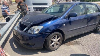 D100de otomobil bariyerlere çarptı: 4 hafif yaralı