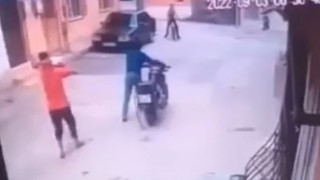 Demir makaslı ve silahlı hırsızlık anları güvenlik kamerasına yansıdı