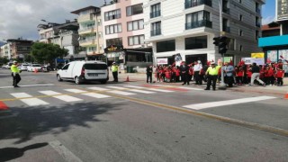 Denizli protokolü ve öğrenciler trafikte yaya önceliğine dikkat çekti