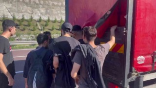Deplasmana kamyonet kasasında gittiler
