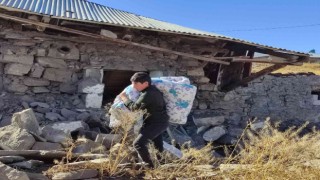 Depremde evleri yıkılan vatandaşlar çadırlara yerleşiyor