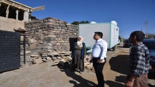 Develi Kaymakamı Tunç, evi yanan aileyi ziyaret etti