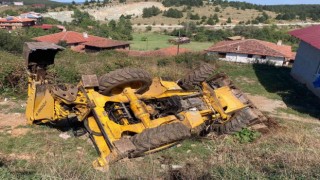 Devrilen iş makinesinin altında kalan operatör tedavi altına alındı
